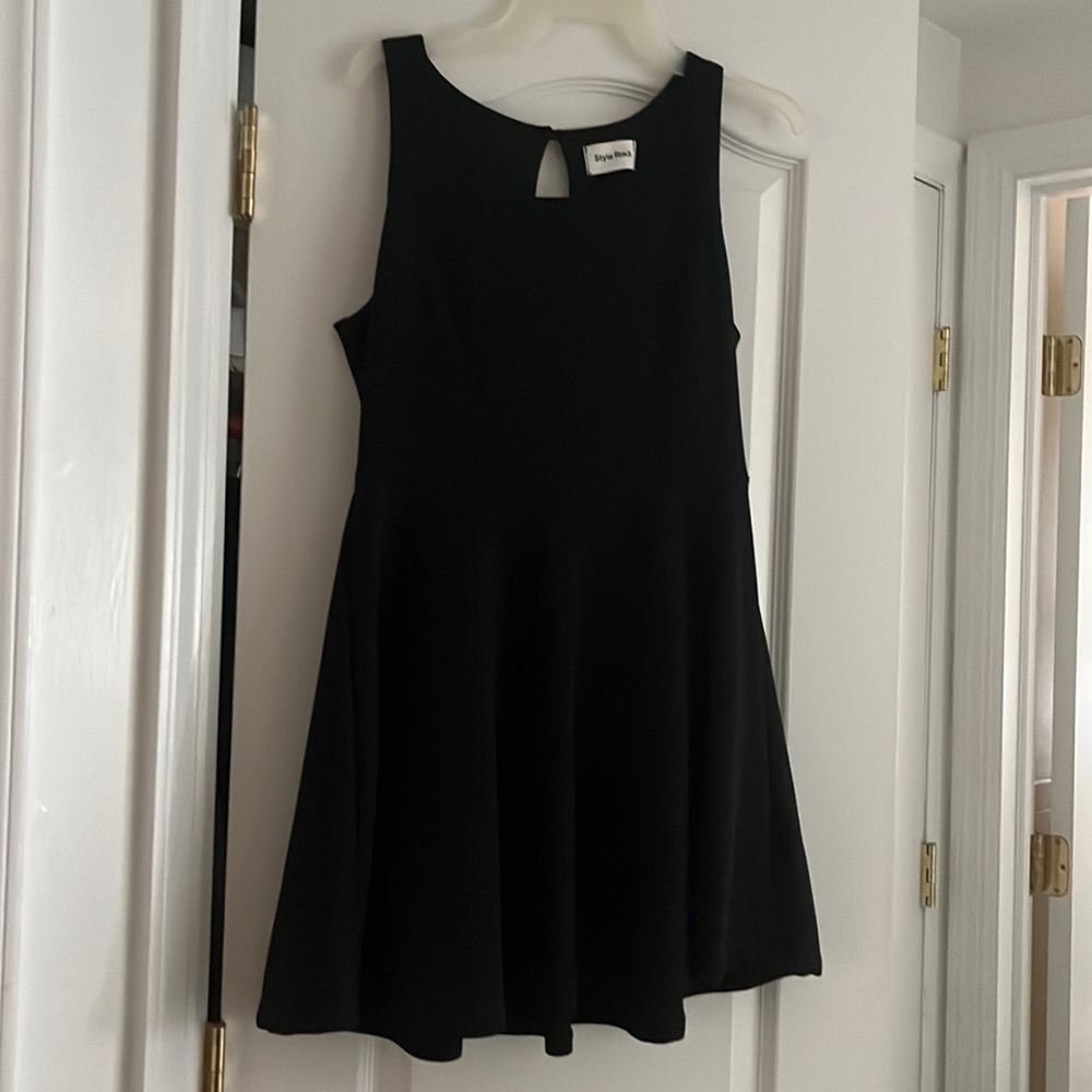 Sleeveless black dress with bow on back